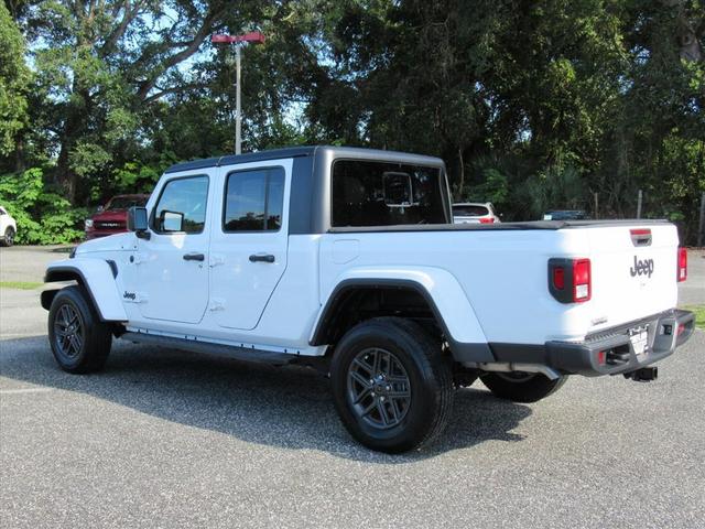 Photo of 2024 Bright White Clearcoat Jeep Gladiator
