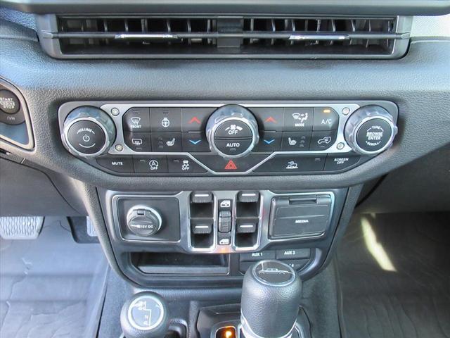 Photo of 2024 Bright White Clearcoat Jeep Gladiator