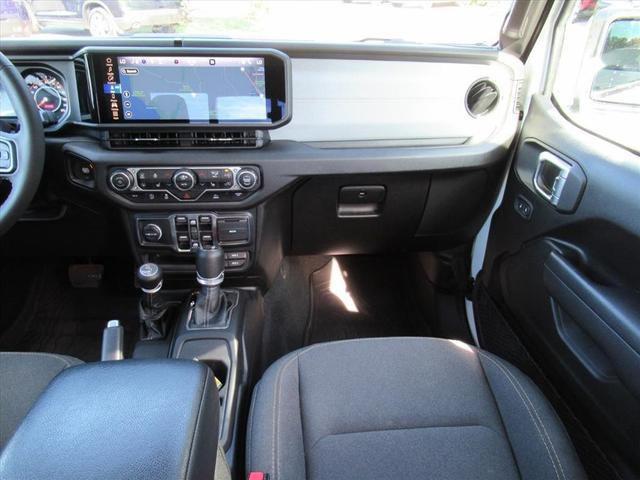 Photo of 2024 Bright White Clearcoat Jeep Gladiator