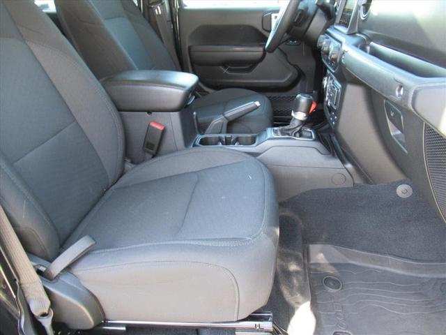 Photo of 2023 Black Clearcoat Jeep Gladiator