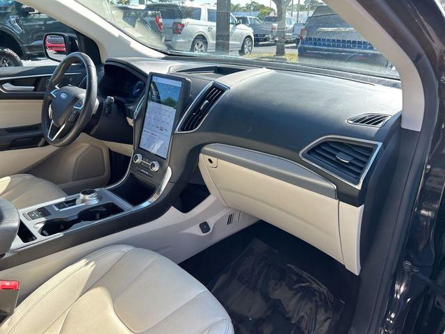 Photo of 2022 Agate Black Metallic Ford Edge