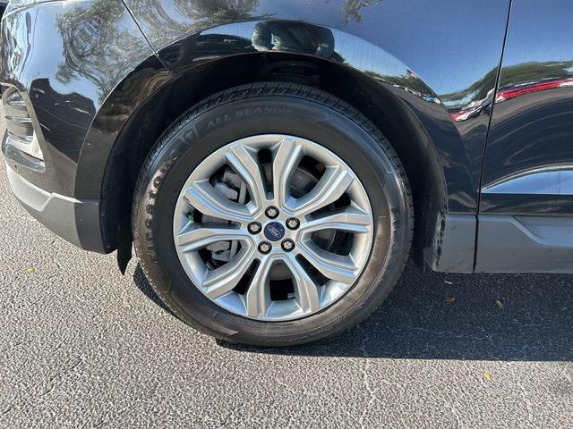 Photo of 2022 Agate Black Metallic Ford Edge