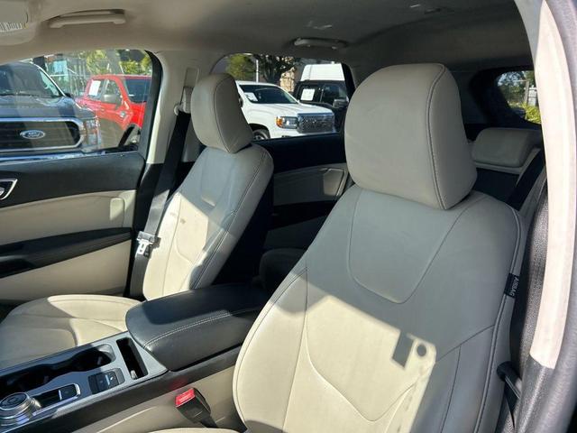 Photo of 2022 Agate Black Metallic Ford Edge