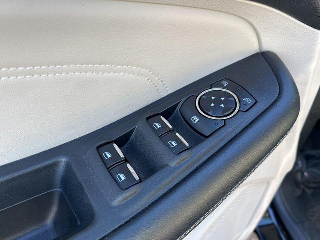 Photo of 2022 Agate Black Metallic Ford Edge
