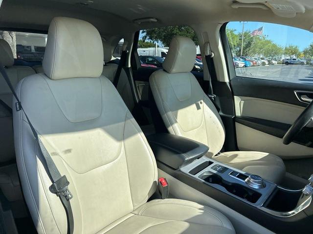 Photo of 2022 Agate Black Metallic Ford Edge
