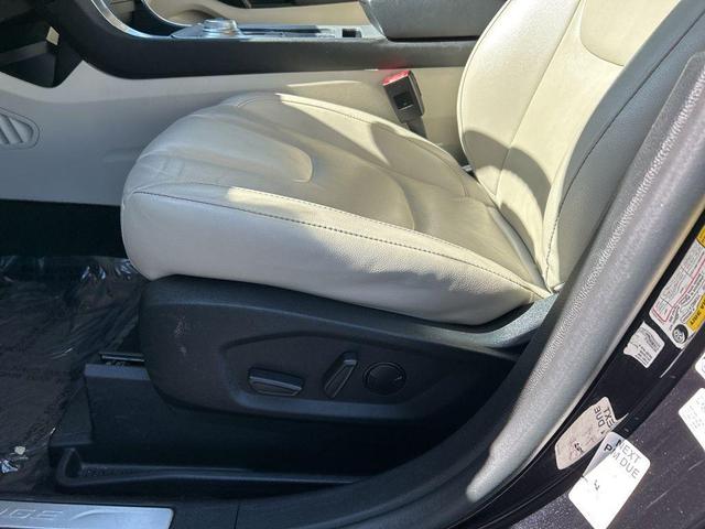 Photo of 2022 Agate Black Metallic Ford Edge