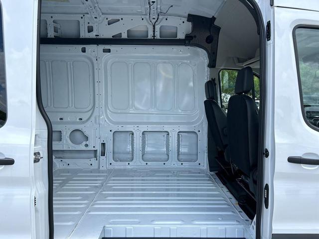 Photo of 2025 Oxford White Ford Transit-350
