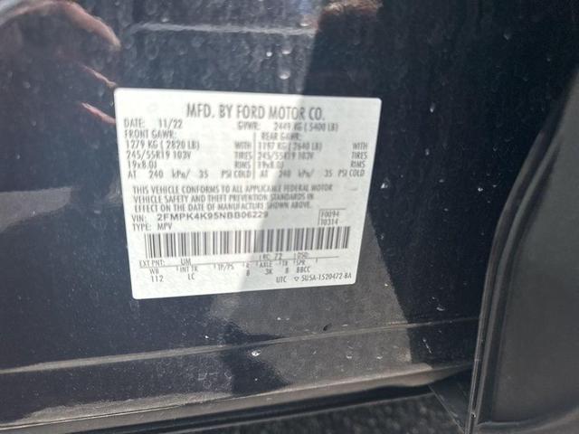 Photo of 2022 Black Metallic Ford Edge