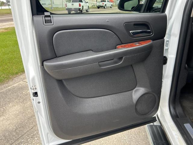 Photo of 2014 Summit White Chevrolet Suburban