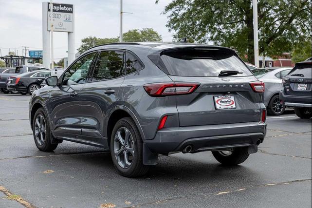 Photo of 2023 Carbonized Gray Metallic Ford Escape