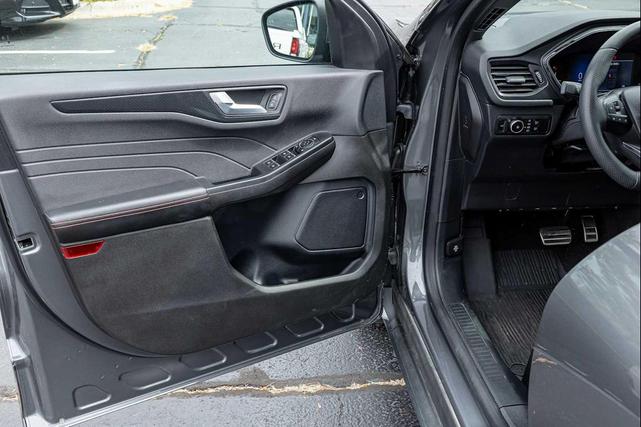 Photo of 2023 Carbonized Gray Metallic Ford Escape