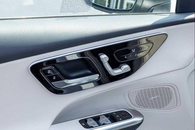 Photo of 2025 WHITE Mercedes-Benz GLC 300