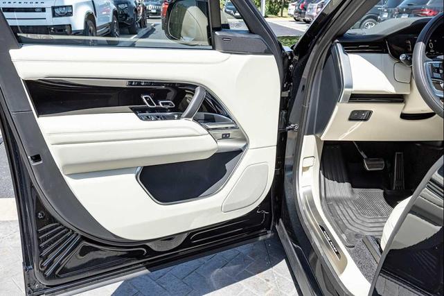 Photo of 2025 BLACK Land Rover Range Rover