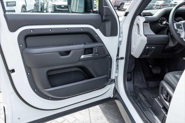 Photo of 2025 Fuji White Land Rover Defender