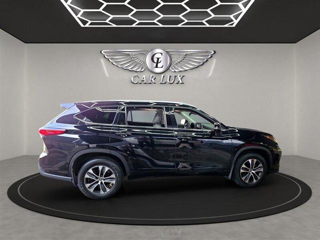 Photo of 2021 Midnight Black Metallic Toyota Highlander