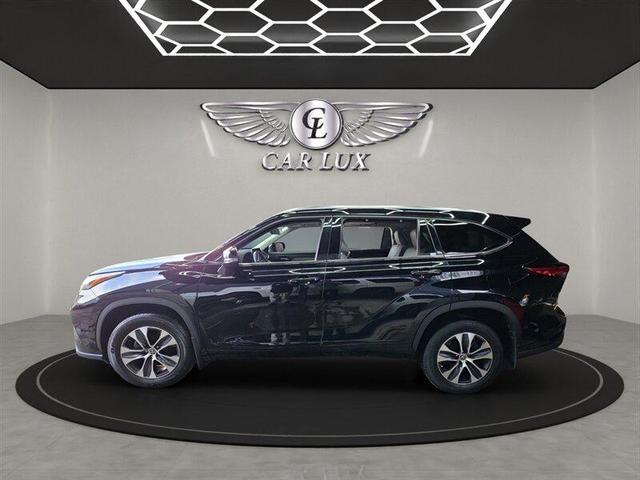 Photo of 2021 Midnight Black Metallic Toyota Highlander