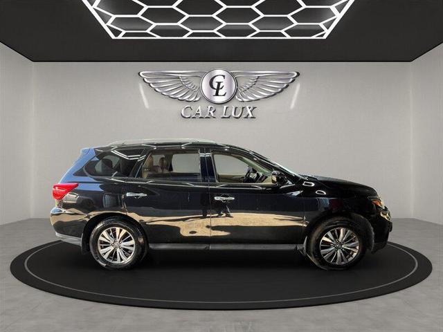 Photo of 2018 Magnetic Black Nissan Pathfinder