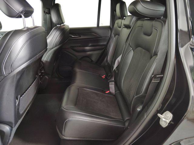 Photo of 2023 Diamond Black Crystal Pearlcoat Jeep Grand Cherokee