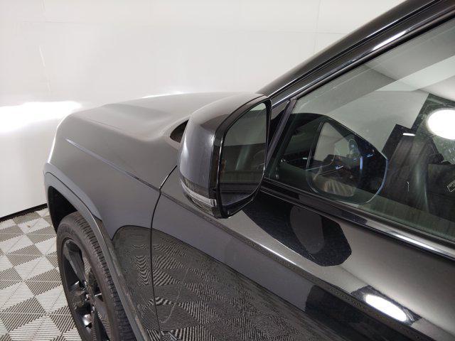 Photo of 2023 Diamond Black Crystal Pearlcoat Jeep Grand Cherokee
