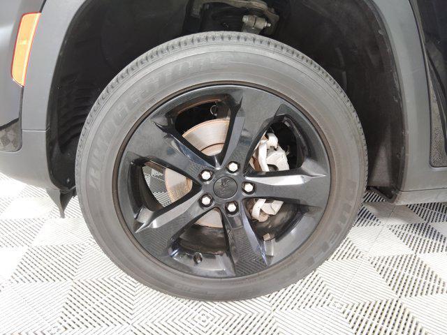 Photo of 2023 Diamond Black Crystal Pearlcoat Jeep Grand Cherokee