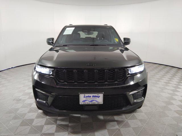 Photo of 2023 Diamond Black Crystal Pearlcoat Jeep Grand Cherokee