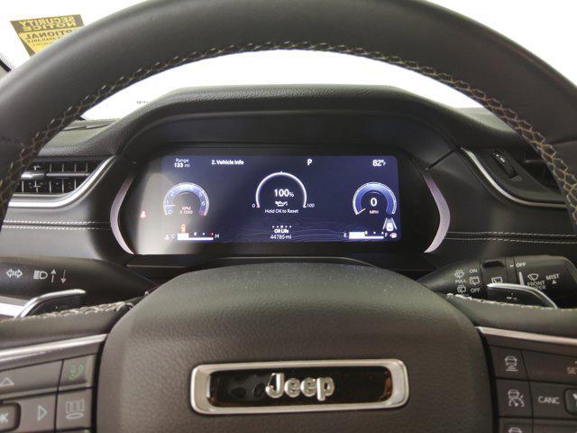 Photo of 2023 Diamond Black Crystal Pearlcoat Jeep Grand Cherokee