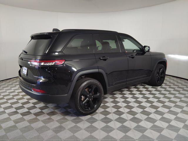 Photo of 2023 Diamond Black Crystal Pearlcoat Jeep Grand Cherokee