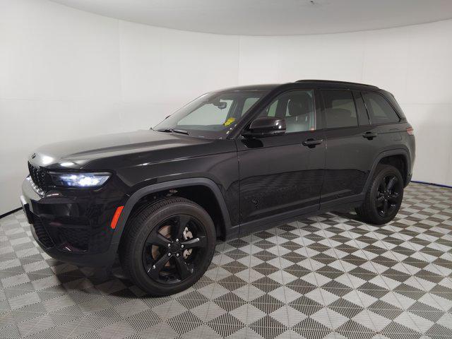 Photo of 2023 Diamond Black Crystal Pearlcoat Jeep Grand Cherokee