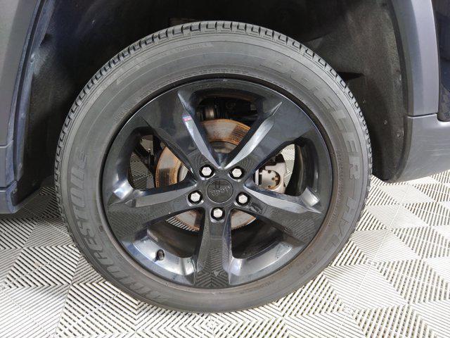 Photo of 2023 Diamond Black Crystal Pearlcoat Jeep Grand Cherokee