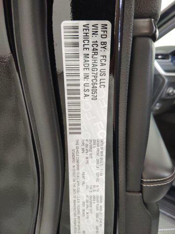 Photo of 2023 Diamond Black Crystal Pearlcoat Jeep Grand Cherokee