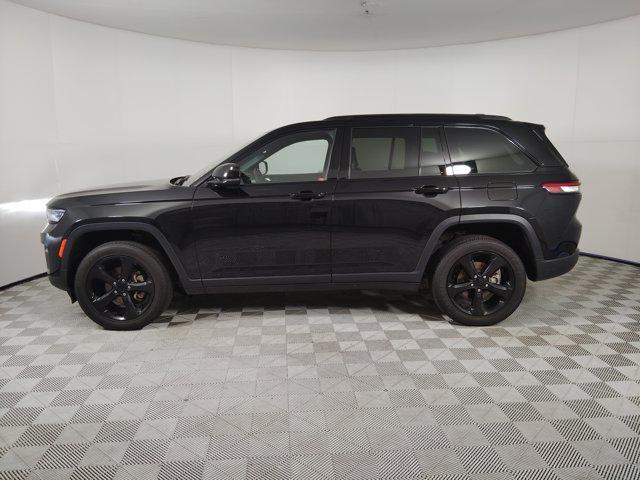 Photo of 2023 Diamond Black Crystal Pearlcoat Jeep Grand Cherokee