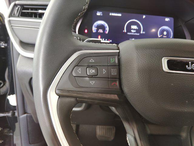 Photo of 2023 Diamond Black Crystal Pearlcoat Jeep Grand Cherokee