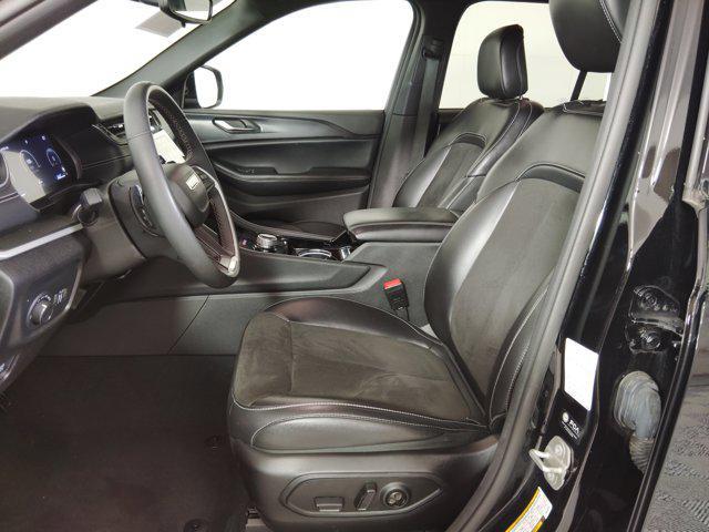 Photo of 2023 Diamond Black Crystal Pearlcoat Jeep Grand Cherokee