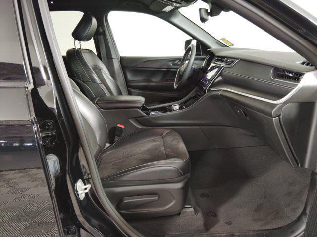 Photo of 2023 Diamond Black Crystal Pearlcoat Jeep Grand Cherokee
