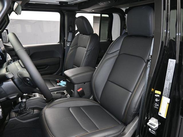 Photo of 2025 Black Clearcoat Jeep Gladiator