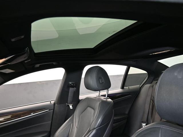 Photo of 2019 Black Sapphire Metallic BMW 540