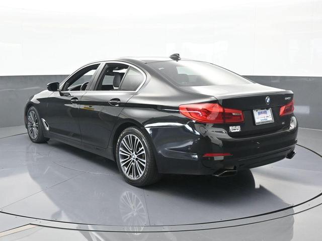 Photo of 2019 Black Sapphire Metallic BMW 540