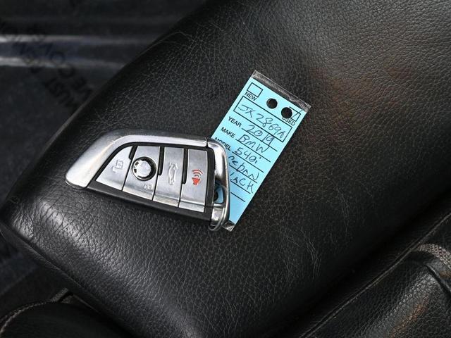 Photo of 2019 Black Sapphire Metallic BMW 540