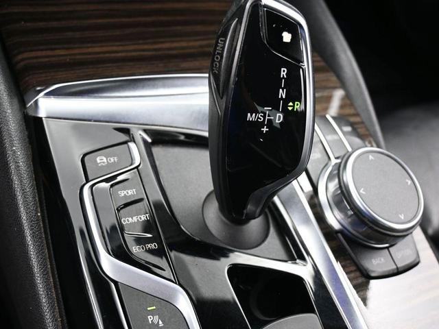 Photo of 2019 Black Sapphire Metallic BMW 540