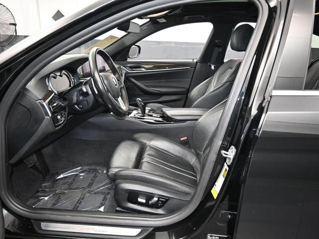 Photo of 2019 Black Sapphire Metallic BMW 540