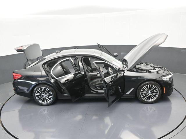 Photo of 2019 Black Sapphire Metallic BMW 540