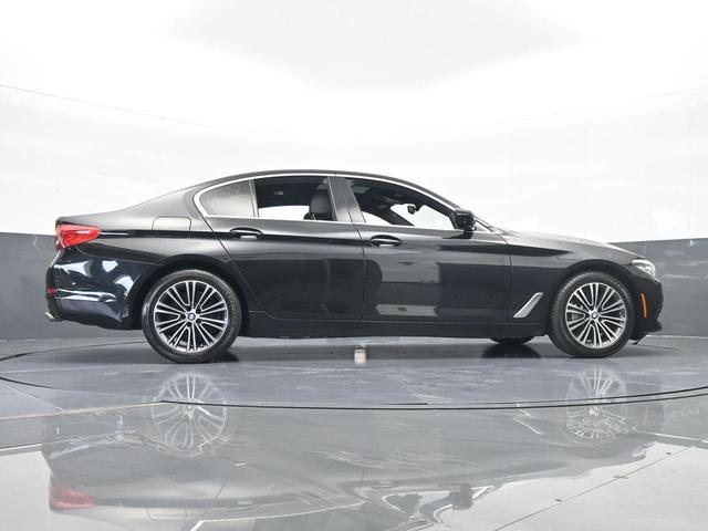Photo of 2019 Black Sapphire Metallic BMW 540
