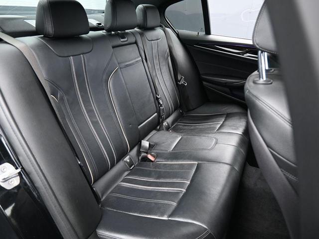Photo of 2019 Black Sapphire Metallic BMW 540
