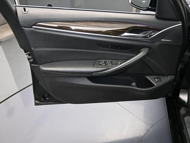 Photo of 2019 Black Sapphire Metallic BMW 540