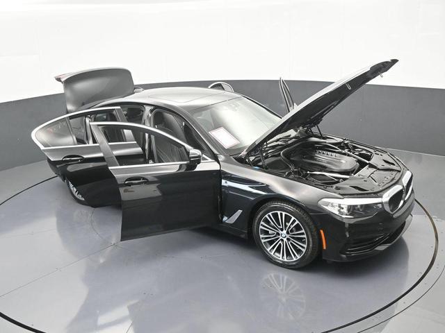 Photo of 2019 Black Sapphire Metallic BMW 540