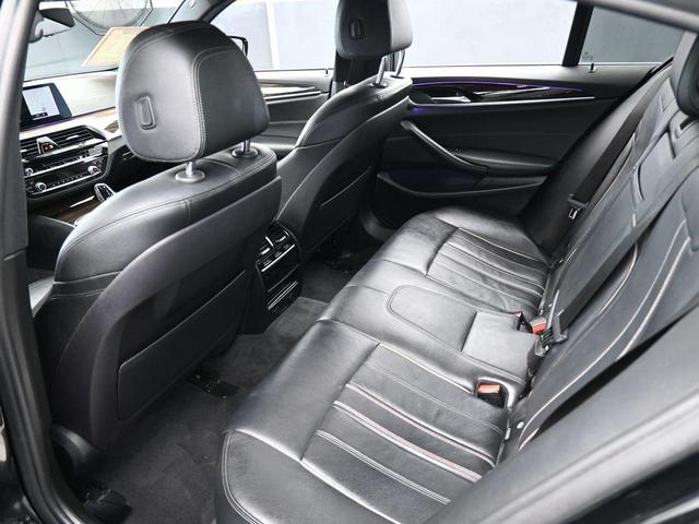 Photo of 2019 Black Sapphire Metallic BMW 540