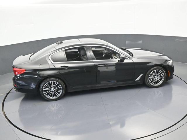 Photo of 2019 Black Sapphire Metallic BMW 540