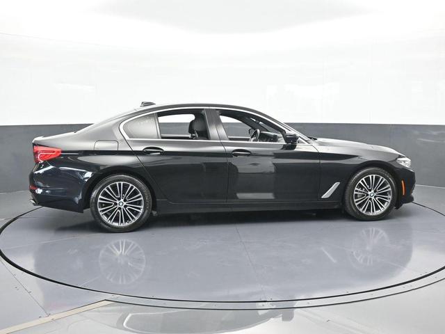 Photo of 2019 Black Sapphire Metallic BMW 540