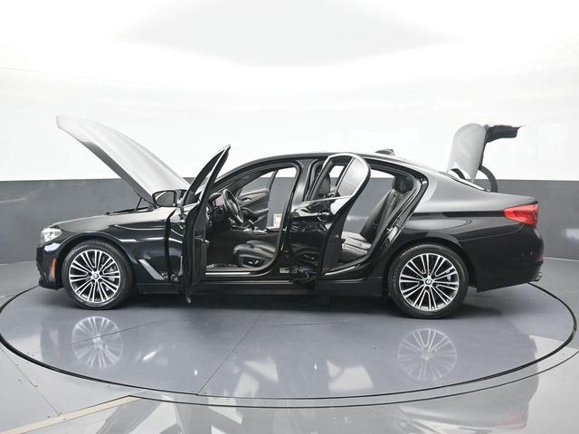 Photo of 2019 Black Sapphire Metallic BMW 540
