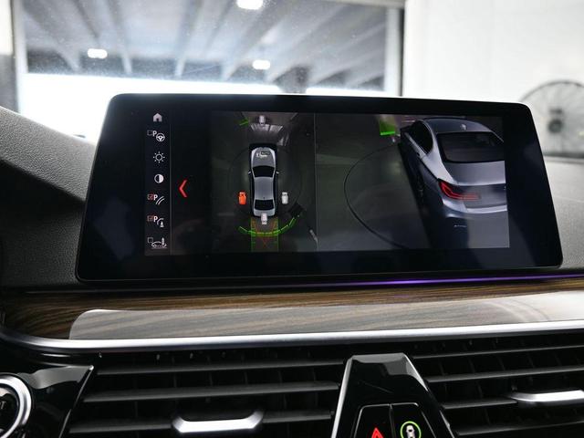 Photo of 2019 Black Sapphire Metallic BMW 540